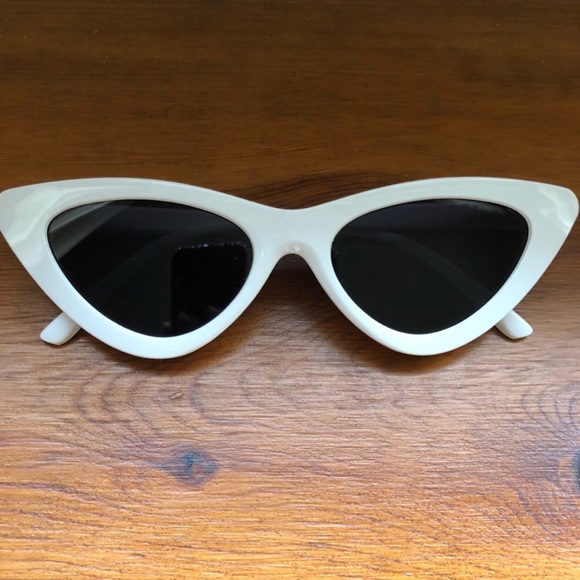 HP✨White Retro Cat-eye Sunglasses - Picture 3 of 4